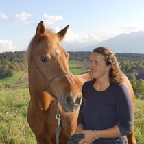 Ein Herz und eine Seele: Jasmin Gäumann und Isis auf dem Aussichtspunkt Rüteli.