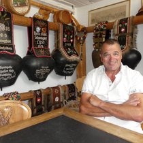 Wie im Gabentempel: Das Schwinger­stübli des zweifachen Königs Ernst Schläpfer ist reich bestückt.