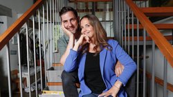 Komiker Manu Burkart und Michèle leben mit ihren drei Kindern in einem alten Bauernhaus im Zürcher ­Oberland.