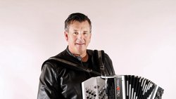 Die steirische ­Harmonika ist ­immer dabei: Volksmusikant Marc Pircher mit seinem Lieblingsinstrument.