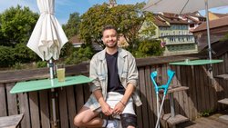 Den Sommer ­verbringt Birri zu Hause in Baden. Seinem lädierten Bein gehe es mittlerweile so gut, dass Restaurantbesuche wieder möglich sind.