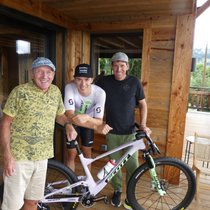 Sportliches Trio: Peter, Andri und Thomas Frischknecht (v. l.) auf dem Balkon des Chalets im Savoyer Skidorf Les Gets (F).