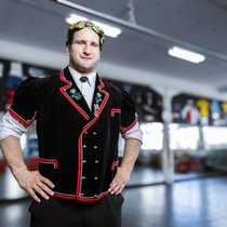 Statussymbole wie ein ­teures Auto würden nicht mit seinen Werten übereinstimmen, sagt Schwinger­könig Armon Orlik.
