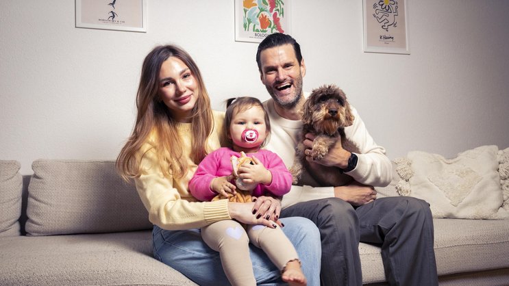 Gehen zu viert durchs ­Leben: Schauspieler ­Philippe Reinhardt ist mit Frau Anastasia, ­Töchterchen Sonia und Hund Paul in Zürich ­zu Hause.
