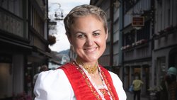 Bei Volksmusik-Konzerten trägt ­Madlaina Küng am liebsten ihre rote Inner­rhoder Werktagstracht.