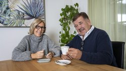 «Es blieb ein bisschen mehr Zeit für mich und meine Frau», sagt Hansueli Oesch daheim in Schwarzenegg. Mit Frau Annemarie steht er mit Oesch’s die Dritten bald wieder auf der Bühne.