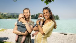 Gemeinsamer Mutterschutz: Musikerin Eliane (r.) mit Baby Elisa und Schwester Noemi mit Söhnchen Liam bei ­einem Spaziergang am Sempachersee.