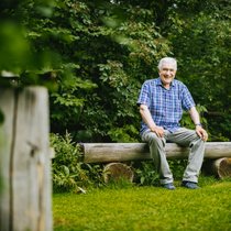 Trainer-Legende Hans­peter Latour freut sich über Vogelgezwitscher, Schmetterlinge und ­seltene Mauswiesel.