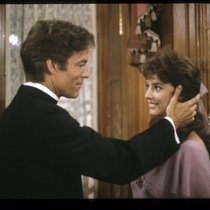 Rachel Ward als Meggie Cleary und Richard Chamberlain als Pater Ralph im Seriendrama «Die Dornenvögel».