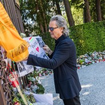 Erwin Bach be­gutachtet die Fan-Würdigungen für seine ver­storbene Frau.