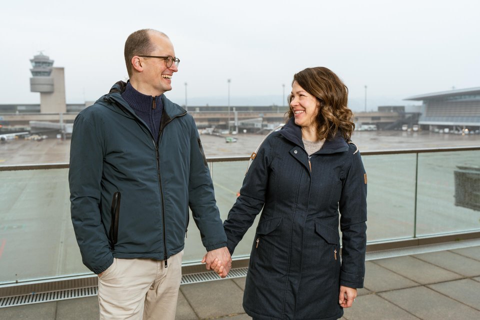 Foto: Linda Käsbohrer. 11.02.25. Michael Weinmann mit seiner Frau Martina Weinmann und den beiden Söhnen Luca und Jonas auf der Zuschauerterasse des Flughafen ZRH.

!!! Nur zur einmaligen Verwendung im Zusammenhang mit dem Shooting. Weitere Verwendung direkt mit Michael Weinmann absprechen !!!