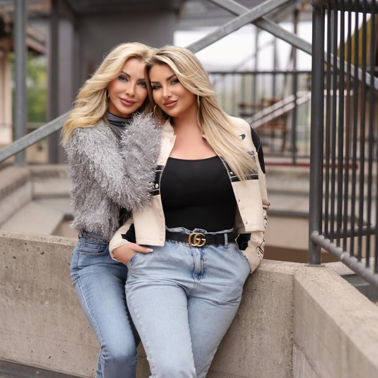 Marianne &amp;amp; Carina draussen an Mauer 1-copyright MC1.jpg