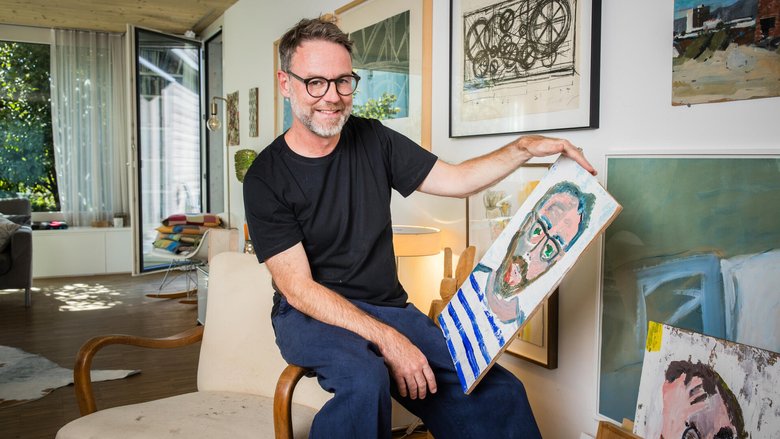 Daheim in Buonas ZG posiert Nik Hartmann mit seinem Selbst­porträt. Rechts unten sind weitere Werke.