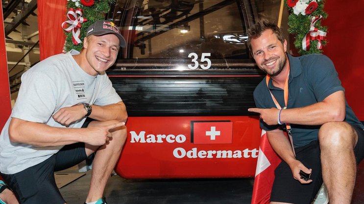 Eine Gondel für den Kitz­bühel-Sieger: Beat Feuz (r.) bei der Übergabe der roten Gondel an Marco Odermatt im Juni 2025.