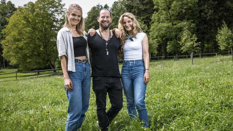 Dank dem Jodeln haben Maruschka (links) und Natascha Monney aus St. Antoni FR schon viel von der Welt gesehen. Nun treten sie mit Trauffer auf.