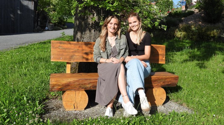 Die Schwestern ­Natascha (l.) und ­Maruschka Monney kehren immer ­wieder gern in ihr Elternhaus im freiburgischen St. Antoni zurück.