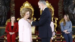 Ehre, wem Ehre gebührt: König Felipe VI. zeichnet Alt-Königin Sofía aus. Ihre Enkelinnen Leonor und Sofía freuen sich darüber.