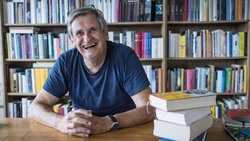 Bester Hauptdarsteller? Der im Aargau lebende Schauspieler Max ­Rüdlinger kann kaum glauben, dass er als solcher kürzlich in ­Monaco ausgezeichnet wurde.