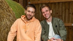 Aurel (r.) und Moritz Hassler sind nicht nur auf der Bühne, sondern auch privat ein eingespieltes Team.