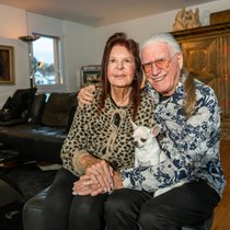 Ruth und Toni Vescoli mit Kurzhaar-Chihuahua Pippa zu Hause im Zürcher Oberland. Die Hündin stammt aus Teneriffa, wo das Paar ein zweites Zuhause hat.
