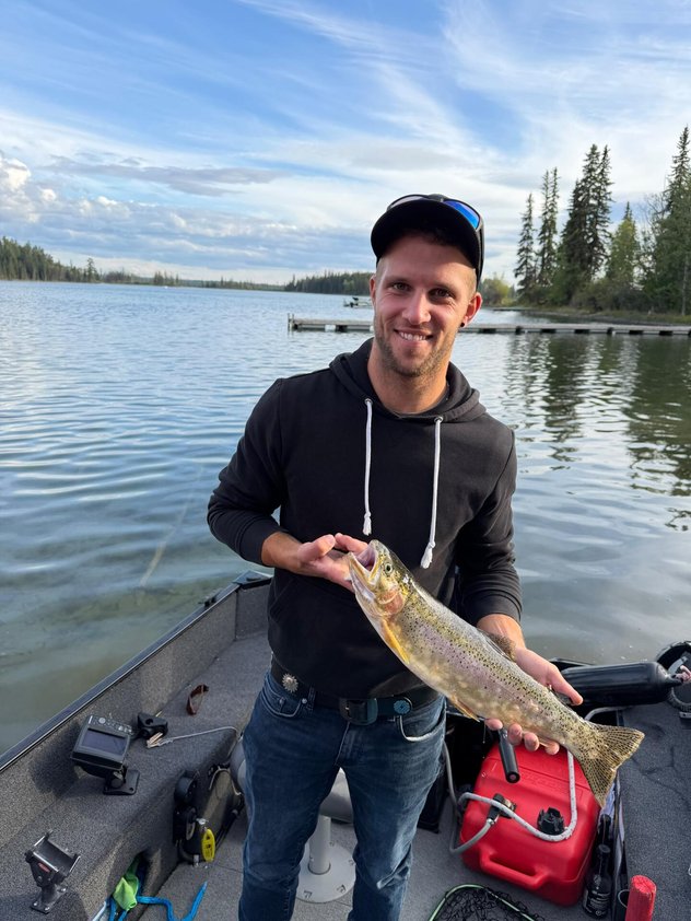 Simon Rusch präsentiert seinen Fang: Im Loon Bay Resort stand Fischen auf dem Programm.