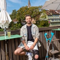 Den Sommer ­verbringt Birri zu Hause in Baden. Seinem lädierten Bein gehe es mittlerweile so gut, dass Restaurantbesuche wieder möglich sind.
