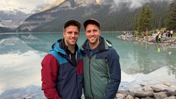 Die Ländlermusiker Simon (links) und Cyrill Rusch ­geniessen ihre Kanada-Reise in vollen Zügen. Die Landschaft in Lake Louise erinnert sie an daheim.