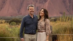 Frederik und Mary können vor der ­schönen Landschaft im Uluru-Kata-Tjuta-­Nationalpark nicht ­anders als strahlen.