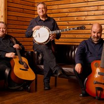 Sie musizieren für ihr Leben gern: Uwe Kruger an der Gitarre, Jens Kruger am Banjo und Joel Landsberg am Bass (v. l.).