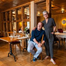 Regula Esposito und Fredy ­Bickel im Restaurant «Zum weissen Rössli» in Mettmen­stetten, das sie seit einem ­halben Jahr pachten.