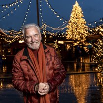 Geburtstags- und Christkind Kliby mag die magische Stimmung auf den Weihnachtsmärkten und strahlt mit den vielen Lichtern um die Wette.