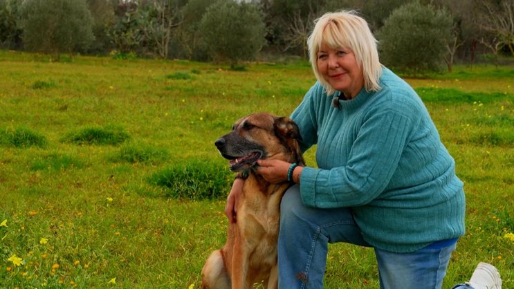 Ein Herz für Tiere: Die 65-jährige Karina kümmert sich in ihrer neuen Heimat mittlerweile um zehn Hunde.