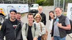 Oesch’s die Dritten sind (v. l.): Gitarrist Kevin, Schwyzer­örgeler Hansueli, Bassist Mike, die Sängerinnen Annemarie und Melanie, sowie Akkordeonist Urs Meier und einer ihrer Tontechniker (ganz hinten).