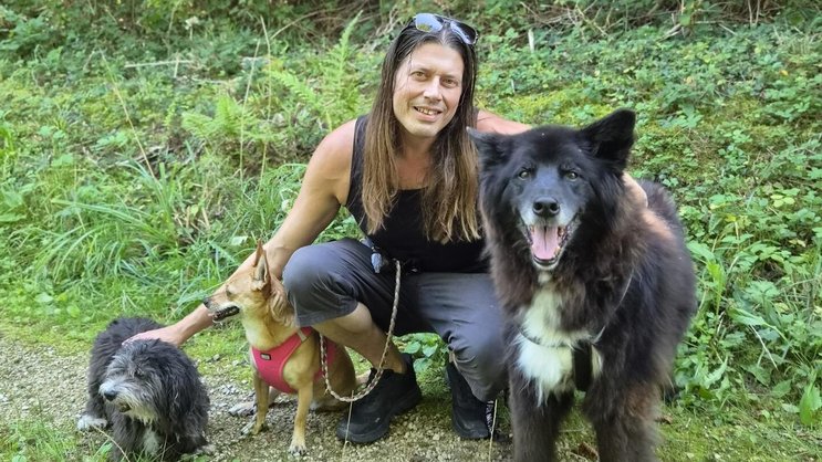 Mit seinen drei Hunden Amy, ­Athena und Sky geht Mark Fox dreimal am Tag nach draussen – sofern es die aktuelle Tour mit Shakra zulässt.
