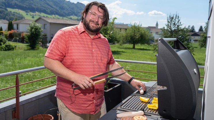 Markus Stadelmann sorgt am Grill fürs Familienznacht. Der Heimweh-Sänger er­möglicht seiner Frau derzeit ein Vollzeitstudium.