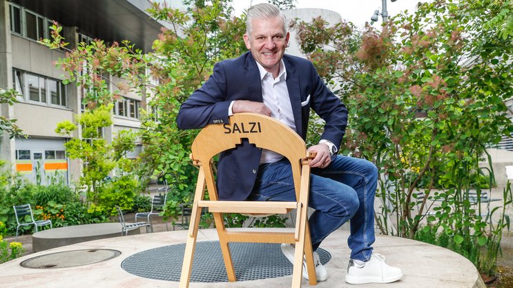 Rainer Maria Salzgeber arbeitet seit 30 Jahren beim SRF. Den Stuhl bekam er zu seinem 50. Geburtstag vom «Donnschtig-Jass»-Team geschenkt.