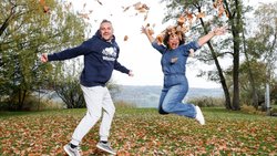 «Uns wird miteinander nie langweilig»: Künstlerin Carmen Lopes Sway und Gatte Fabian Bhend sind vor dem Schwumm im Greifensee für Blätterspass zu haben.