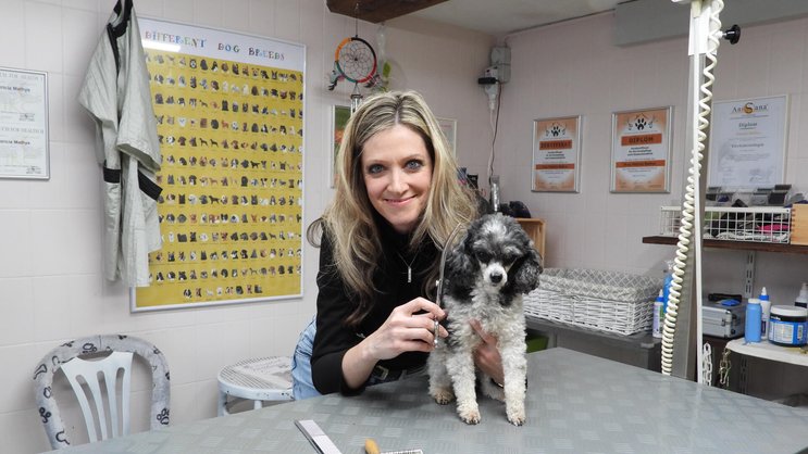 Die Berner Sängerin Patricia Mathys mit Lilly zu Hause in ihrem Hunde­coiffeur-Salon.