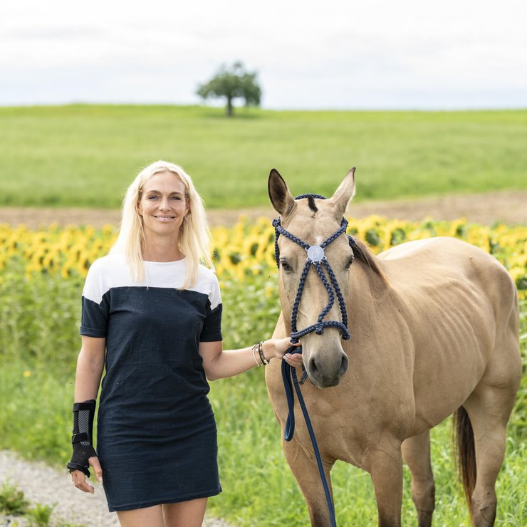 Trotz Verletzung ist Annette ­Fetscherin ­möglichst oft auf dem Pferdehof.
