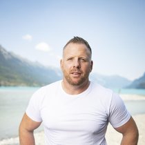 Kraftort Brienzersee: Schwingerkönig Matthias Glarner geniesst die Idylle im Naturschutzgebiet Lütschisand bei Bönigen BE.