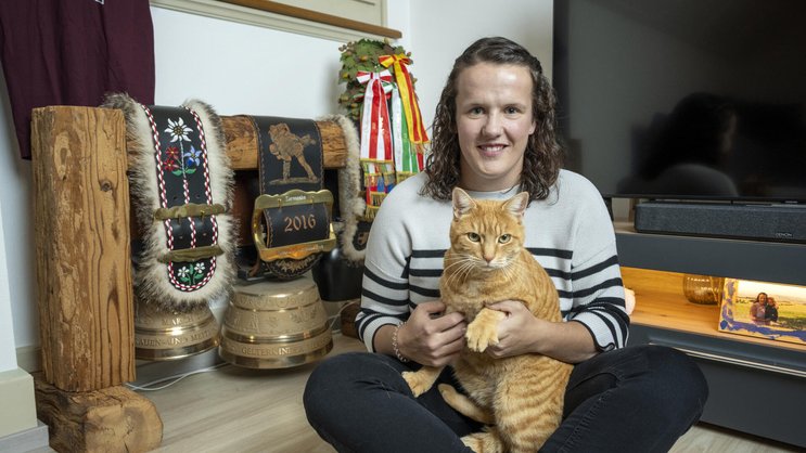 In Wichtrach BE teilen sich Jasmin Gäumann und ihr Kater Nemo das Zuhause.