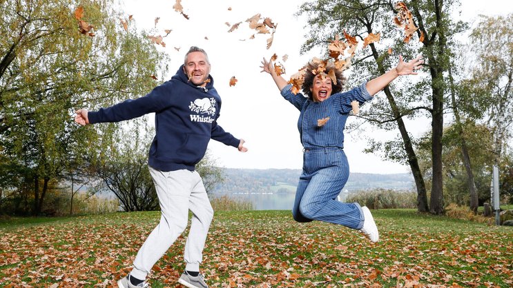 «Uns wird miteinander nie langweilig»: Künstlerin Carmen Lopes Sway und Gatte Fabian Bhend sind vor dem Schwumm im Greifensee für Blätterspass zu haben.