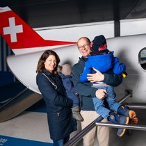 Auf dem Spielplatz am Zürcher Flughafen sind Michael und ­Martina Weinmann mit ihren beiden Söhnen Jonas und Luca (r.) ­öfter anzutreffen.