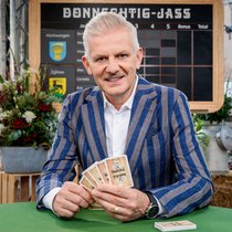 Noch bis am 13. August ist ­Rainer Maria Salzgeber mit dem «Donnschtig-Jass» in der Schweiz ­unterwegs.
