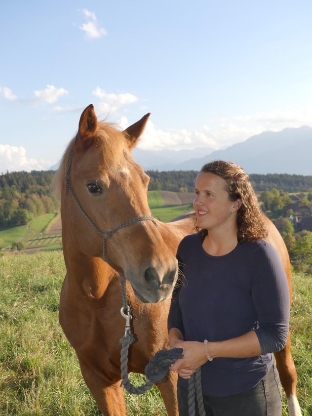 Ein Herz und eine Seele: Jasmin Gäumann und Isis auf dem Aussichtspunkt Rüteli.