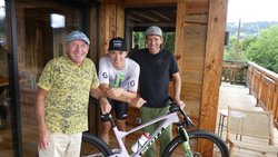 Sportliches Trio: Peter, Andri und Thomas Frischknecht (v. l.) auf dem Balkon des Chalets im Savoyer Skidorf Les Gets (F).