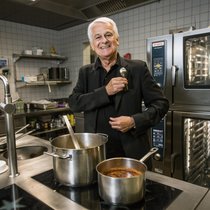 Franco Knie ist und bleibt ein ­Gastgeber. ­Begeisterte er ­früher das Zirkuspublikum, sind es heute die Gäste ­seines Restaurants «Himmapan Lodge» in ­Rapperswil.