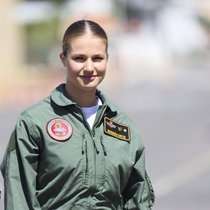 Den Piloten­anzug kann Kronprinzessin Leonor in den Schrank hängen. Schon bald drückt sie die Schulbank.