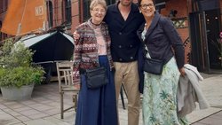 Versöhnt: Jonny Fischer mit Mama Helen (l.) und Be­gleitung in der Hanse­stadt Hamburg.