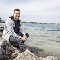 Wasser ist sein ­Element: Curdin Orlik war vor ­seiner Karriere als Schwinger im ­Schwimmclub. Er liebt es, ins kühle Nass zu tauchen.